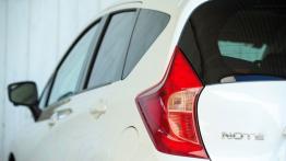 Nissan Note II 1.5 dCi (2013) - lewy tylny reflektor - wyłączony