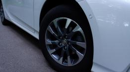 Czy wtyczka bardzo zmienia wygląd samochodu? Porównanie Priusa Plug-in z odmianą hybrydową Prius HEV