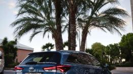 Wakacje z hybrydą - Toyota Auris