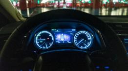 Toyota Camry 2.5 Hybrid Dynamic Force 218 KM- galeria redakcyjna - zestaw wskaźników
