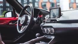 Mazda MX-5 RF 2.0 SKY-G I-ELOOP 160 KM - galeria redakcyjna - widok ogólny wn?trza z przodu