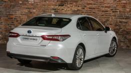 Toyota Camry Hybrid (2018) - widok z tyłu