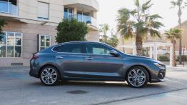 Hyundai i30 Fastback - galeria redakcyjna - prawy bok