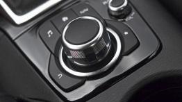 Mazda 3 III Sedan 2.0 120KM - galeria redakcyjna - panel sterowania na tunelu środkowym