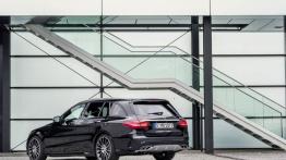Mercedes klasy C 450 AMG 4MATIC kombi (2016) - widok z tyłu
