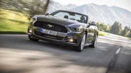 Ford Mustang VI Cabrio EcoBoost (2015) - wersja europejska - widok z przodu