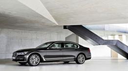 BMW serii 7 G12 750Li xDrive (2016) - lewy bok