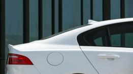 Jaguar XE S Polaris White (2015) - prawe tylne nadkole