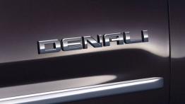 GMC Yukon Denali 2015 - emblemat boczny