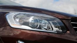 Volvo XC60 Facelifting 2.4 D5 215KM - galeria redakcyjna - prawy przedni reflektor - włączony