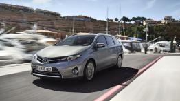 Toyota Auris II Touring Sports - widok z przodu