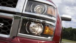 Chevrolet Silverado 2014 - lewy przedni reflektor - włączony