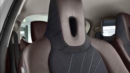Toyota iQ - zagłówek na fotelu pasażera, widok z przodu