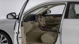 Toyota Avalon 2010 - widok ogólny wnętrza z przodu