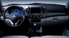 Mitsubishi L200 IV - pełny panel przedni