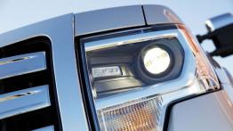 Ford F-150 - model 2013 - lewy przedni reflektor - włączony