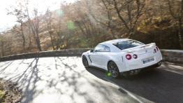 Nissan GT-R Egoist - tył - reflektory włączone