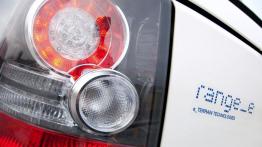 Land Rover Range_e plug-in hybrid - lewy tylny reflektor - włączony