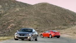 Hyundai Genesis Coupe - przód - reflektory włączone