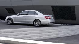 Mercedes E63 AMG 2012 - tył - reflektory wyłączone