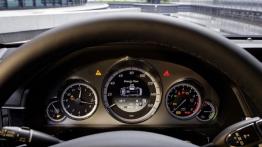 Mercedes E 400 HYBRID - prędkościomierz