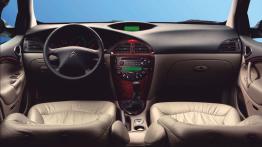 Citroen C5 Sedan 2001 - widok ogólny wnętrza z przodu