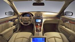 Mercedes Klasa E 2006 - pełny panel przedni