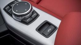 BMW 228i Cabrio (2015) - wersja amerykańska - tunel środkowy między fotelami