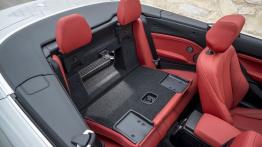 BMW 228i Cabrio (2015) - wersja amerykańska - tylna kanapa złożona, widok z boku