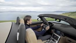 Mercedes SLS AMG Roadster 2012 - widok ogólny wnętrza z przodu