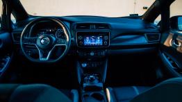 Nissan Leaf II - galeria redakcyjna - widok ogólny wnętrza z przodu