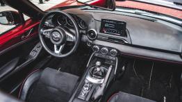 Mazda MX-5 RF 2.0 SKY-G I-ELOOP 160 KM - galeria redakcyjna - widok ogólny wn?trza z przodu