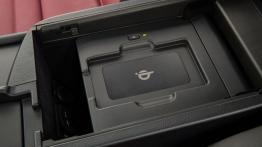 Lexus NX 200t F-Sport (2015) - wersja amerykańska - stacja dokująca w podłokietniku przednim