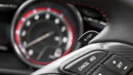 Mazda 3 III Sedan 2.0 120KM - galeria redakcyjna - manetka zmiany biegów pod kierownicą