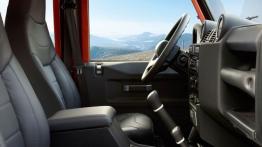 Land Rover Defender Adventure Edition (2015) - widok ogólny wnętrza z przodu