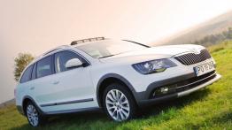 Skoda Superb II Outdoor 2.0 TDI CR - galeria redakcyjna - prawy bok