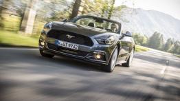 Ford Mustang VI Cabrio EcoBoost (2015) - wersja europejska - widok z przodu