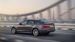 Jaguar XF II 2.0d R-Sport (2016) - widok z tyłu