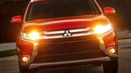 Mitsubishi Outlander III Facelifting (2016) - wersja amerykańska - przód - reflektory włączone