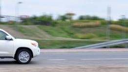 Toyota Land Cruiser V8 Terenowy Facelifting 4.6 VVT-i 318KM - galeria redakcyjna - prawy bok