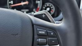 BMW Seria 7 F01 Sedan Facelifting 740d 313KM - galeria redakcyjna - manetka zmiany biegów pod kierow