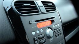 Suzuki Splash Hatchback 5d Facelifting 1.0 68KM - galeria redakcyjna - radio/cd/panel lcd