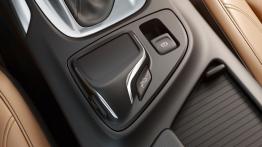 Opel Insignia Facelifting (2013) - tunel środkowy między fotelami