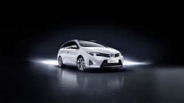 Toyota Auris II Hybrid Touring Sports (2013) - przód - reflektory włączone