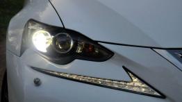 Lexus IS III Sedan 300h 223KM - galeria redakcyjna - prawy przedni reflektor - włączony