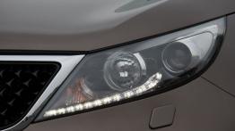 Kia Sportage III Facelifting (2014) - lewy przedni reflektor - włączony