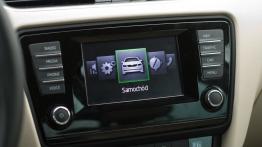 Skoda Octavia III Liftback 2.0 TDI - galeria redakcyjna - ekran systemu multimedialnego