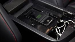 Lexus NX 300h (2014) - stacja dokująca w podłokietniku przednim