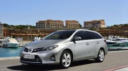 Toyota Auris II Touring Sports - widok z przodu