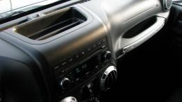 Jeep Wrangler III Unlimited Facelifting 2.8 DOHC I-4 Turbo CRD 200KM - galeria redakcyjna - deska ro